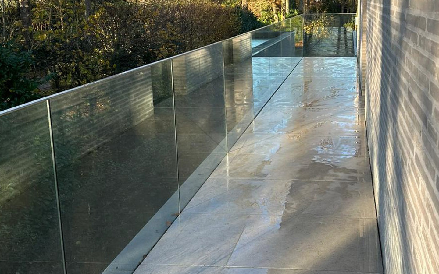 Na — gereinigde terras met glanzende glaspartijen